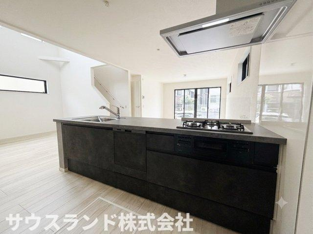 八王子市富士見町8期のキッチン|キッチンからはリビング全体を見渡すことができるので、お料理をしながらでもリビングで遊ぶお子様の様子を見守れて、子育て世代も安心の仕様です。