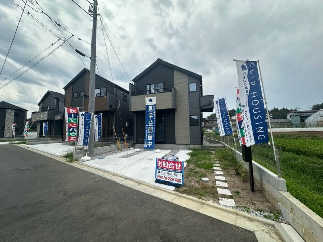 八王子市小比企町1期の外観|隣地との距離も確保されており、プライバシーを保ちながら快適に過ごせます。落ち着いた住宅街に位置し、静かな環境で穏やかな暮らしが叶います♪