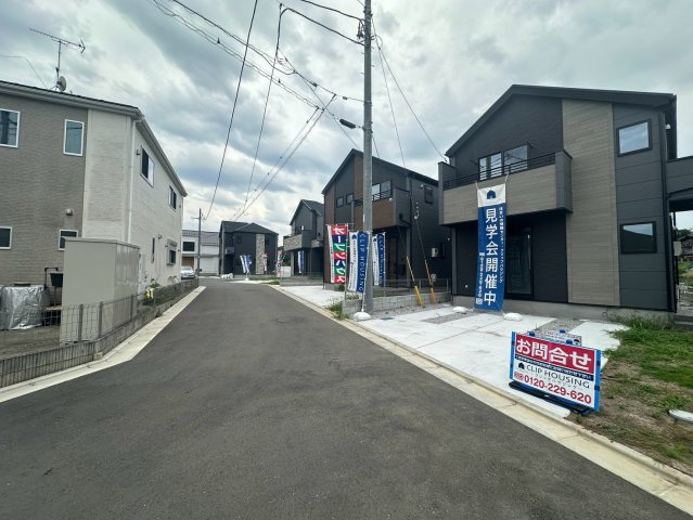 八王子市小比企町1期の前面道路含む現地写真|幅員が広く見通しの良い前面道路は、車の運転が苦手な方も安心して駐車できます。交通量の少ない落ち着いた住環境は、毎日の安心・安全を守ります☆