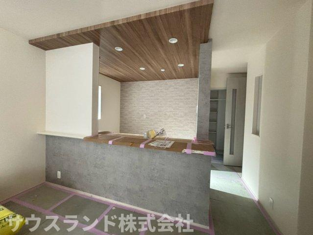 八王子市万町　1号棟のキッチン|前面の道路はゆとりがあり、大きめのお車でもスムーズに出し入れできる環境が整っています。周辺は落ち着いた住宅街で、完成後も穏やかな毎日をお過ごしいただけます。