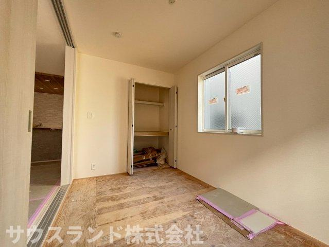 八王子市万町　1号棟の内装|隣の建物との間隔がしっかりと確保されており、風通しの良い快適な住環境がうかがえます。丁寧な施工が日々進められており、安心で安全なマイホームの完成が楽しみになります。