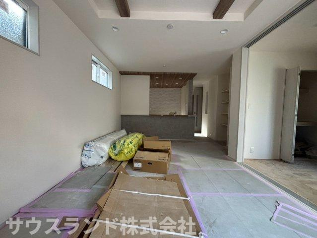 八王子市万町　1号棟の居間・リビング|現在、丁寧な建築工事が進められている現地の様子です！完成前だからこそ、基礎や建物の構造部分をしっかりとご確認いただけます。日当たりも良く、明るく温かいお部屋での暮らしが今からとても楽しみな環境です。