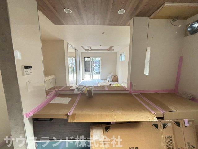 八王子市万町　1号棟のキッチン|前面道路はしっかりと幅が確保されており、大きめのお車をお持ちのご家庭でもスムーズに出し入れが行えます。落ち着いた住宅街で穏やかな毎日が送れます。