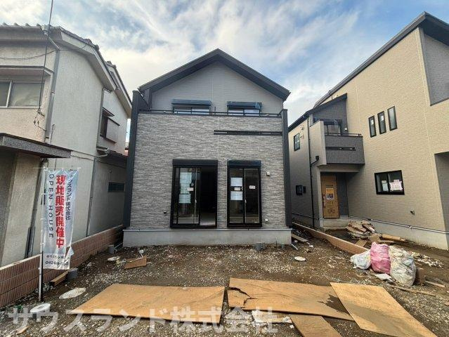 八王子市万町　1号棟の外観|1階の大きな窓にはシャッターが標準装備されています。台風などの強風から窓ガラスを守るだけでなく、防犯対策としても有効です。長期間ご自宅を空ける際にも安心感が得られ、ご家族の安全をしっかりと守ります。