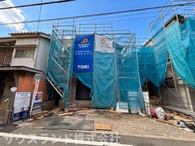 八王子市万町　1号棟の外観|現在建築が進んでいる現地の様子です！日当たりの良い区画に位置しており、完成後は明るく温かい光がたっぷりと差し込むお家になります。基礎や構造など、今しか見られない建物の内部をご確認いただけます。