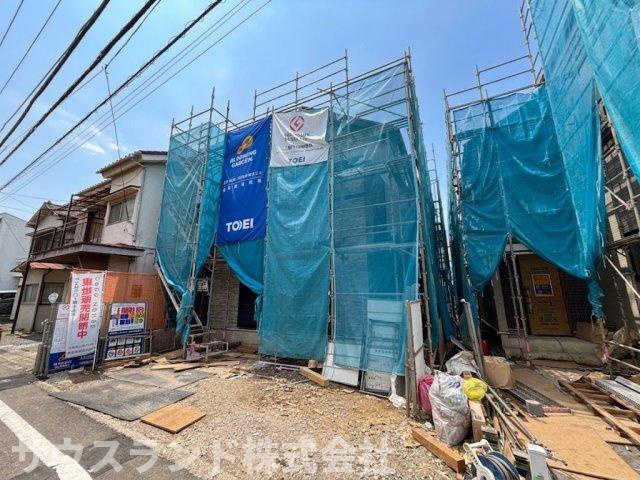 八王子市万町　1号棟の外観|道路側から撮影した現地の様子です！隣の建物との間隔がしっかりと確保されており、風通しの良い快適な住環境がうかがえます。丁寧な施工が日々進められており、安心で安全なマイホームの完成が楽しみになります。