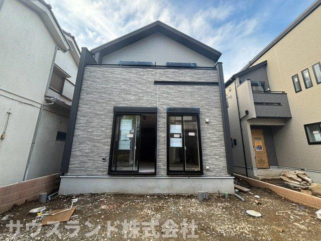 八王子市万町　1号棟の外観|リビングに隣接する和室は、お子様のお世話スペースやアイロンスペースなど多目的に活用できます。急な来客時には客間としても使えるため、生活感が出やすいリビングをすっきりと保つことができる便利な空間です。