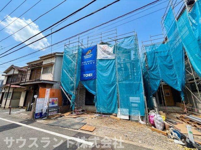 八王子市万町　1号棟の外観|現在、丁寧な建築工事が進められている現地の様子です！完成前だからこそ、基礎や建物の構造部分をしっかりとご確認いただけます。日当たりも良く、明るく温かいお部屋での暮らしが今からとても楽しみな環境です。