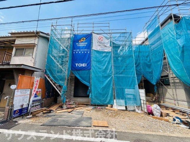 八王子市万町　1号棟の外観|異なる角度から撮影した、建築中の建物の外観写真です！前面道路はしっかりと幅が確保されており、大きめのお車をお持ちのご家庭でもスムーズに出し入れが行えます。落ち着いた住宅街で穏やかな毎日が送れます。
