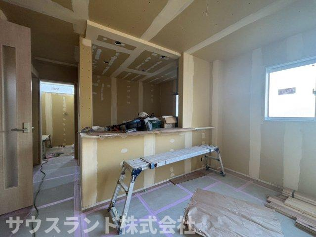 八王子市万町　2号棟のキッチン|道路側から撮影した建築中の建物の外観写真です！前面道路はしっかりと幅が確保されており、大きめのお車をお持ちのご家庭でもスムーズに出し入れが行えます。落ち着いた住宅街にあり穏やかな毎日が送れる環境です。