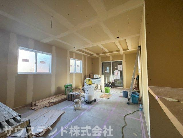 八王子市万町　2号棟の居間・リビング|青空の下で着々と工事が進められている現地の様子です！建物の骨組みや基礎など、完成後には見えなくなってしまう部分を今ならしっかりと確認できます。安心で安全な建物の完成が待ち遠しくなる環境です。