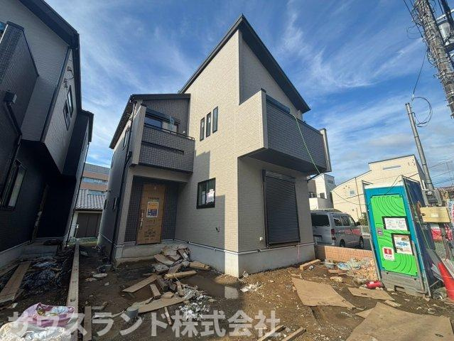 八王子市万町　2号棟の外観|見通しの良い前面道路と建築中の建物の様子がわかる外観写真です！周辺は車の交通量も少なく、小さなお子様がいるご家庭でも安心してお過ごしいただけます。日当たりも良好で、明るく温かいお部屋が完成します。