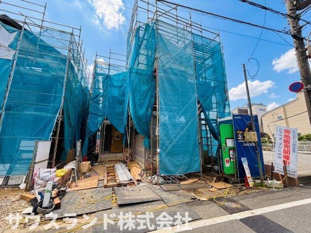 八王子市万町　2号棟の外観|丁寧に建築工事が進められている現地の様子です！隣り合う建物との間隔がしっかりと確保されており、風通しや採光の良さがうかがえます。完成前だからこそ確認できる確かな施工で、ご家族が安心して暮らせます。