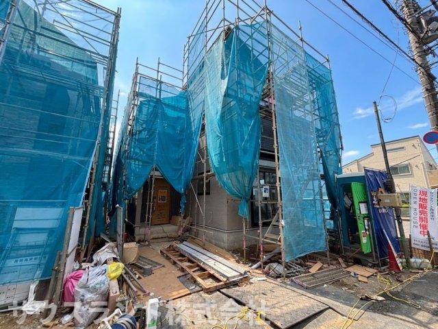 八王子市万町　2号棟の外観|青空の下で工事が進む、日当たり良好な現地の様子です！完成前だからこそ建物の構造をしっかりと確認できるため安心感が高まります。丁寧な施工が進められており、ご家族が笑顔で暮らせる建物の完成が楽しみです。