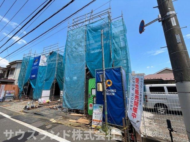 八王子市万町　2号棟の外観|道路側から撮影した建築中の建物の外観写真です！前面道路はしっかりと幅が確保されており、大きめのお車をお持ちのご家庭でもスムーズに出し入れが行えます。落ち着いた住宅街にあり穏やかな毎日が送れる環境です。