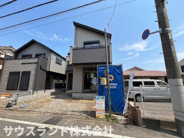 八王子市万町　2号棟の外観|建物の前には、ゆったりとした駐車スペースを確保できる広さがあります。お買い物帰りで荷物が多い日でも、車を家のすぐ前に停められるのでスムーズに荷物の運び入れができ、日々のお出かけが快適になります。