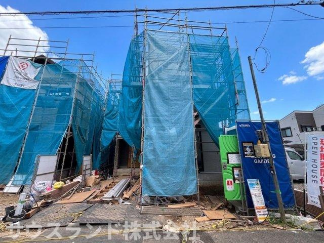 八王子市万町　2号棟の外観|青空の下で着々と工事が進められている現地の様子です！建物の骨組みや基礎など、完成後には見えなくなってしまう部分を今ならしっかりと確認できます。安心で安全な建物の完成が待ち遠しくなる環境です。