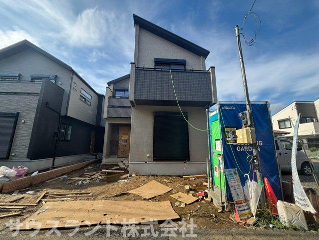 八王子市万町　2号棟の前面道路含む現地写真|敷地に面した前面道路はしっかりと舗装された平坦な道です。ベビーカーを押してのお散歩や、お子様が自転車の練習をする際にも移動しやすく、ご家族皆様が安全に出入りできる落ち着いた環境が広がっています。
