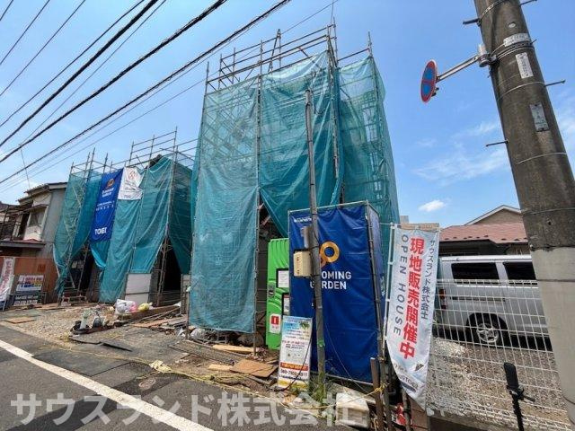 八王子市万町　2号棟の外観|見通しの良い前面道路と建築中の建物の様子がわかる外観写真です！周辺は車の交通量も少なく、小さなお子様がいるご家庭でも安心してお過ごしいただけます。日当たりも良好で、明るく温かいお部屋が完成します。