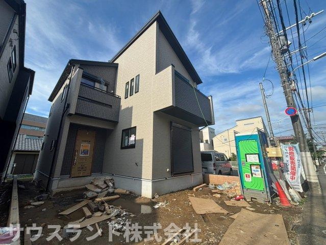 八王子市万町　2号棟の前面道路含む現地写真|道路からの見通しが良く、車の出し入れがスムーズに行える立地です。周辺は高い建物が少なく、採光をしっかり確保できるため、18帖以上の広々としたリビングにも明るい自然光がたっぷりと降り注ぐ住まいです。