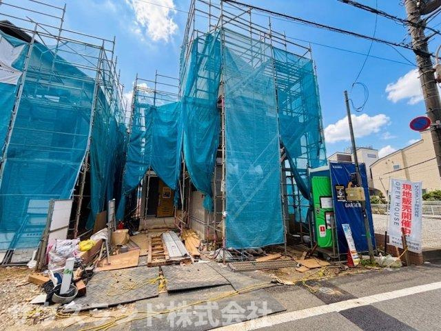 八王子市万町　2号棟の外観|丁寧に建築工事が進められている現地の様子です！隣り合う建物との間隔がしっかりと確保されており、風通しや採光の良さがうかがえます。完成前だからこそ確認できる確かな施工で、ご家族が安心して暮らせます。