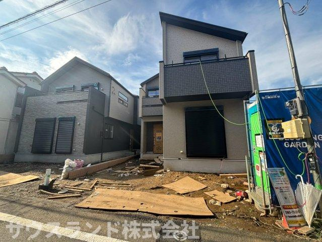 八王子市万町　2号棟の前面道路含む現地写真|2階のバルコニーは日当たりも良く、お洗濯物やお布団を干すスペースとして活躍します。屋根の庇が日差しや雨を程よく遮ってくれるため、天候が変わりやすい日でも外壁が汚れにくく、綺麗に保ちやすい設計です。