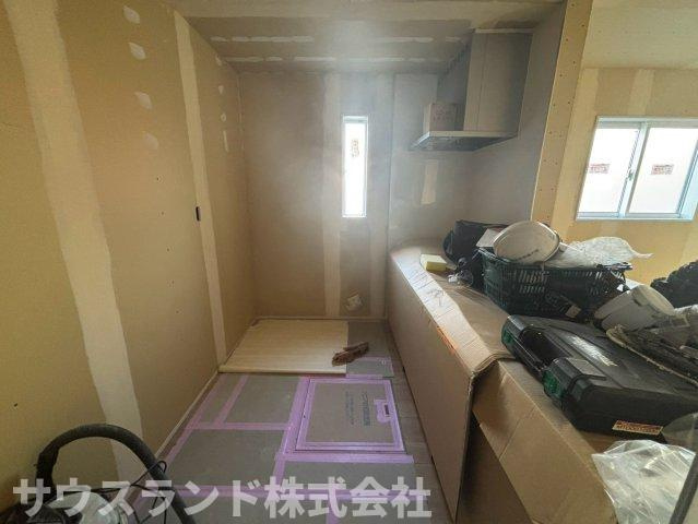八王子市万町　2号棟のキッチン|青空の下で工事が進む、日当たり良好な現地の様子です！完成前だからこそ建物の構造をしっかりと確認できるため安心感が高まります。丁寧な施工が進められており、ご家族が笑顔で暮らせる建物の完成が楽しみです。