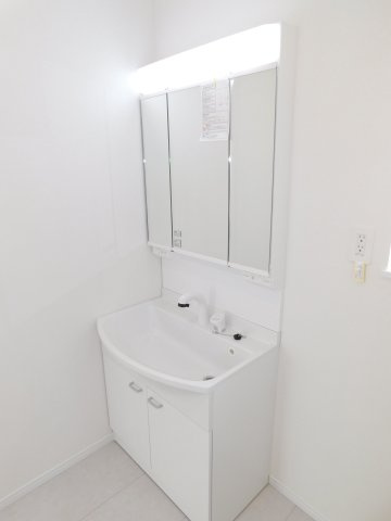 名古屋市港区福田２丁目の新築一戸建の独立洗面台|◇洗面室◇　　三面鏡シャンプードレッサー　くもり止め仕様