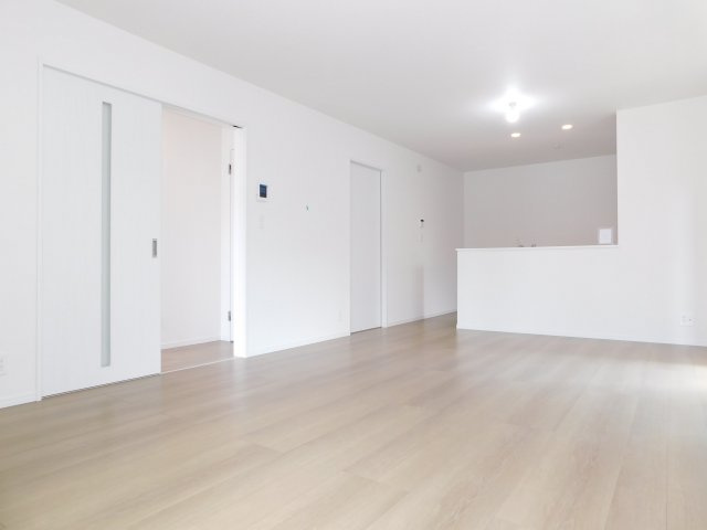 名古屋市港区福田２丁目の新築一戸建の居間・リビング|◇リビング◇　　明るいリビング１８．０帖　リビングが見渡せ、子育てに嬉しい対面キッチン♪