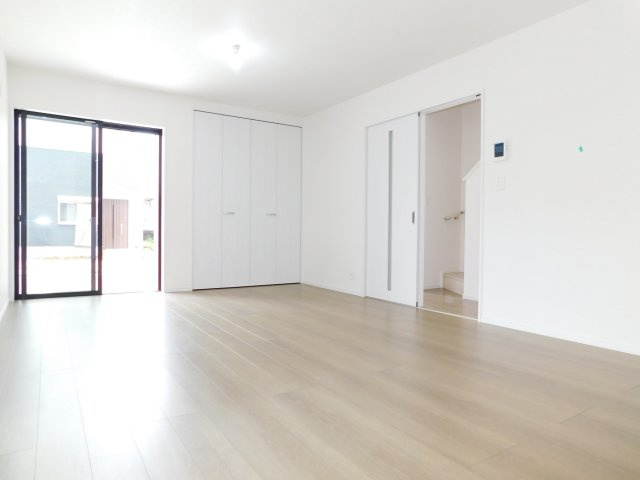 名古屋市港区福田２丁目の新築一戸建の居間・リビング|◇リビング◇　　明るいリビング１８．０帖　大型収納完備！
