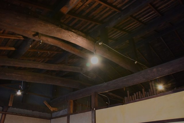 千本丸太町 もてなしの京町家の内装|たおやかに伸びる梁