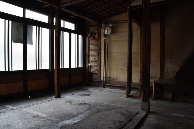 千本丸太町 もてなしの京町家のエントランス|広い土間を駐車スペースにしても
