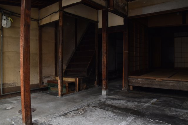 千本丸太町 もてなしの京町家のエントランス|かつてはここでお商売をしていたかも