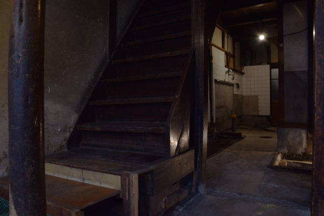 千本丸太町 もてなしの京町家の内装|町家には珍しい幅広の階段