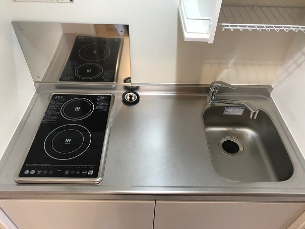 クレイノ寅新田のキッチン|手前側ＩＨコンロ、奥側ラジエントヒーター