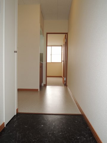 レオパレスメゾン　山　鼻の玄関