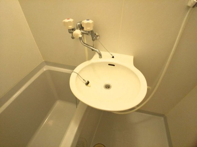 レオパレスＰＡＰＡの内装|鏡を備え　準備のしやすい洗面台