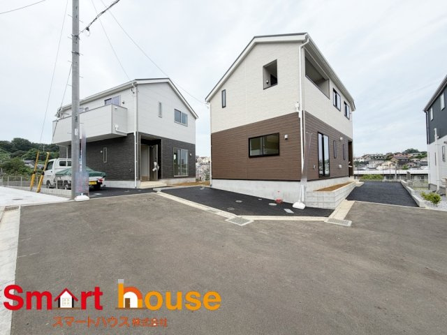 大蔵町第37の前面道路含む現地写真|お住まいの前面道路が広いと駐車が楽になり、陽当たりも遮られないので明るく居心地の良いお家になります♪