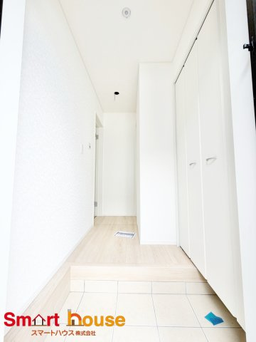大蔵町第37の玄関|上品な木目が美しい、家の顔となる玄関です♪シンプルな仕様なのでお花を飾るなど自分好みのレイアウトに！