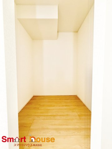 大蔵町第37の収納|"お洋服を大切にされる方に大変喜ばれる、憧れのウォークインクローゼット。
お洋服以外にも掃除機やスーツケースなどを一箇所に集約できるのは魅力ですね！
扉が一箇所ですので、お部屋の見た目にもスッキリ！"
