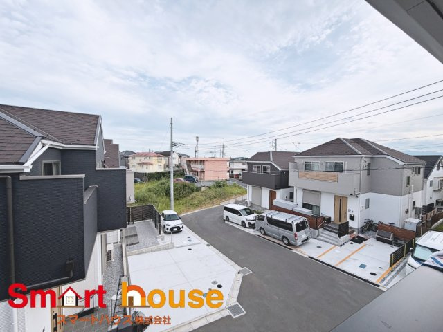大蔵町第37の展望|開放的なバルコニーは見晴らしもよく、太陽の温かな温もりをめいっぱい受け止めてくれます。太陽の光と爽やかな風を受けたお洗濯物はあっという間に乾き、取りこむ時には太陽の匂いを感じられそうですね。