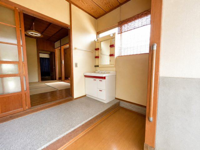 我孫子市布佐　大型物置付き中古戸建の洗面所|※画像の一部はAIを用いて加工・編集しています。実際の状況と異なる場合がありますので、ご了承下さい。