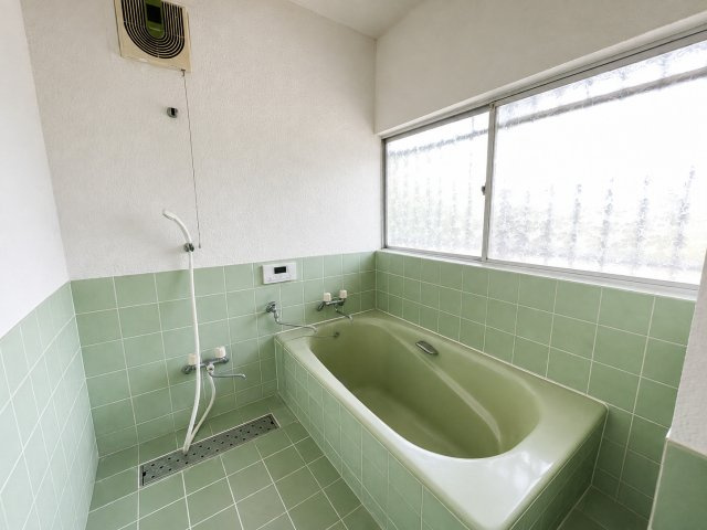 我孫子市布佐　大型物置付き中古戸建の浴室|※画像の一部はAIを用いて加工・編集しています。実際の状況と異なる場合がありますので、ご了承下さい。