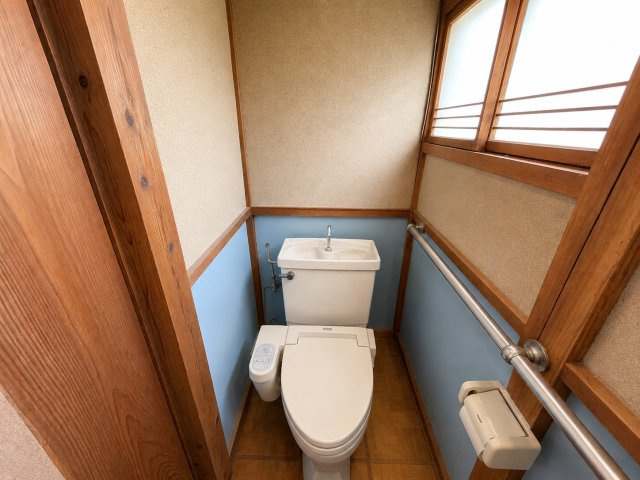 我孫子市布佐　大型物置付き中古戸建のトイレ|※画像の一部はAIを用いて加工・編集しています。実際の状況と異なる場合がありますので、ご了承下さい。