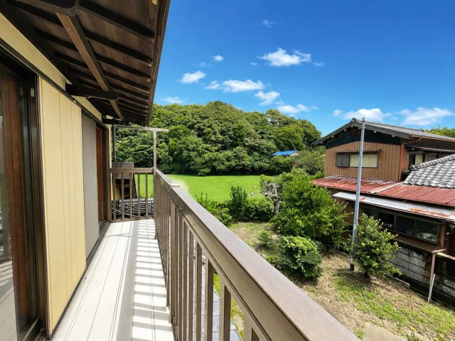 我孫子市布佐　大型物置付き中古戸建のバルコニー|※画像の一部はAIを用いて加工・編集しています。実際の状況と異なる場合がありますので、ご了承下さい。