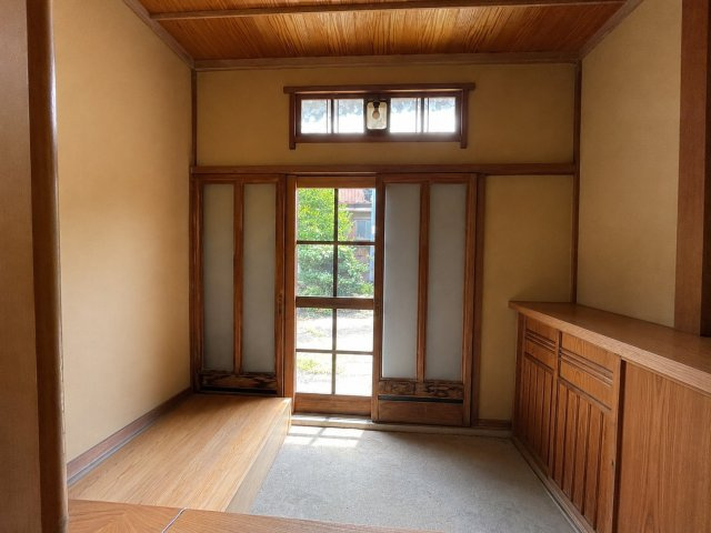 我孫子市布佐　大型物置付き中古戸建の玄関|※画像の一部はAIを用いて加工・編集しています。実際の状況と異なる場合がありますので、ご了承下さい。