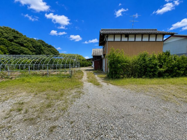 我孫子市布佐　大型物置付き中古戸建の庭|※画像の一部はAIを用いて加工・編集しています。実際の状況と異なる場合がありますので、ご了承下さい。