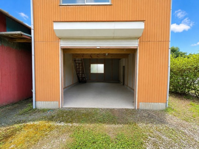 我孫子市布佐　大型物置付き中古戸建の駐車場|※画像の一部はAIを用いて加工・編集しています。実際の状況と異なる場合がありますので、ご了承下さい。