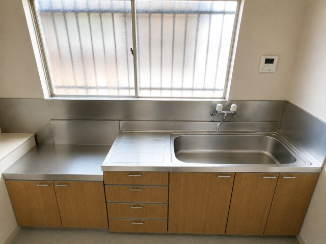 我孫子市布佐　大型物置付き中古戸建のキッチン|※画像の一部はAIを用いて加工・編集しています。実際の状況と異なる場合がありますので、ご了承下さい。