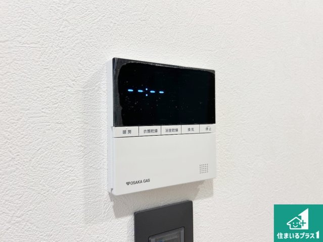 神戸市北区山の街　新築一戸建ての居間・リビング|シンプルなリビングは、観葉植物等のインテリアを楽しめますね！パパ好みにも、ママ好みにも家具次第で雰囲気を変えることができます！